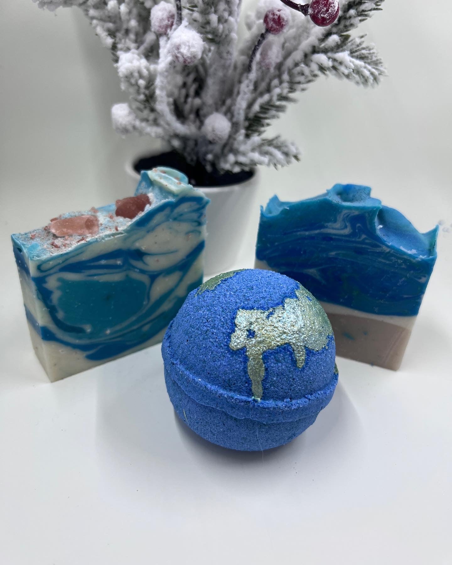 Beach Gift set, contains one bath bomb and two artisan soaps ocean breeze, Sea glass, and Flat earth bath bomb. Smells like a fresh ocean day